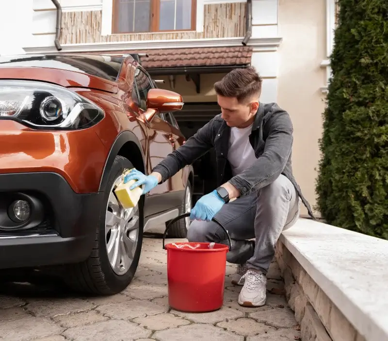 Lavage auto à domicile Saint-Lunaire : professionnel intervenant sur un véhicule